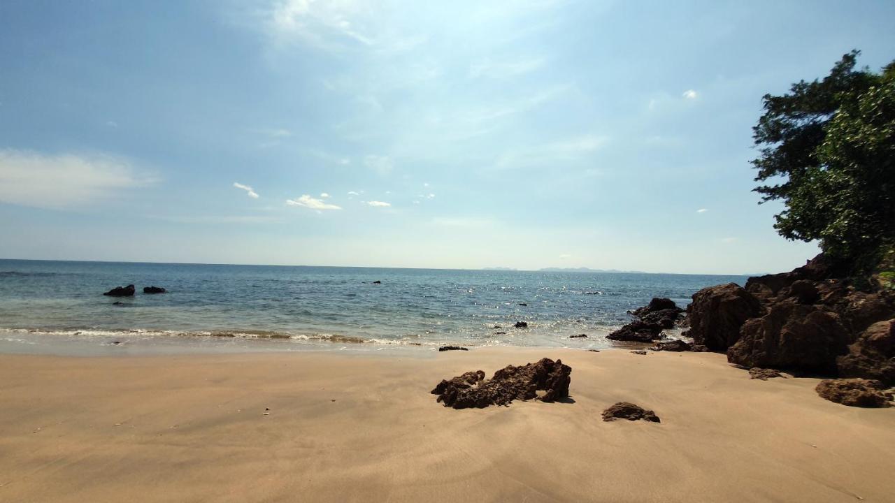 ホテル コ ジュム アオシ ビーチ ビュー ジュム島 エクステリア 写真